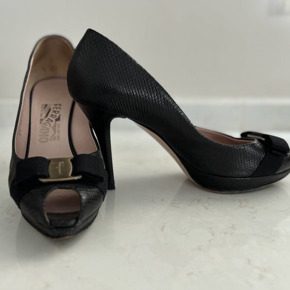 Ferragamo Women's Gilia Peep Toe Snake Embossed Bow Heel Size 9 - Picture 2 of 5